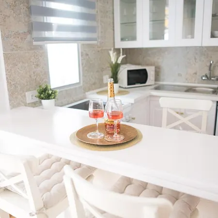 Adults Only Sunny Quiet With Aircon In Center Of Americas Apartament *
